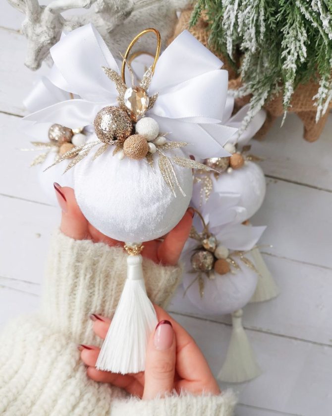 White single bauble with tassel 7cm
