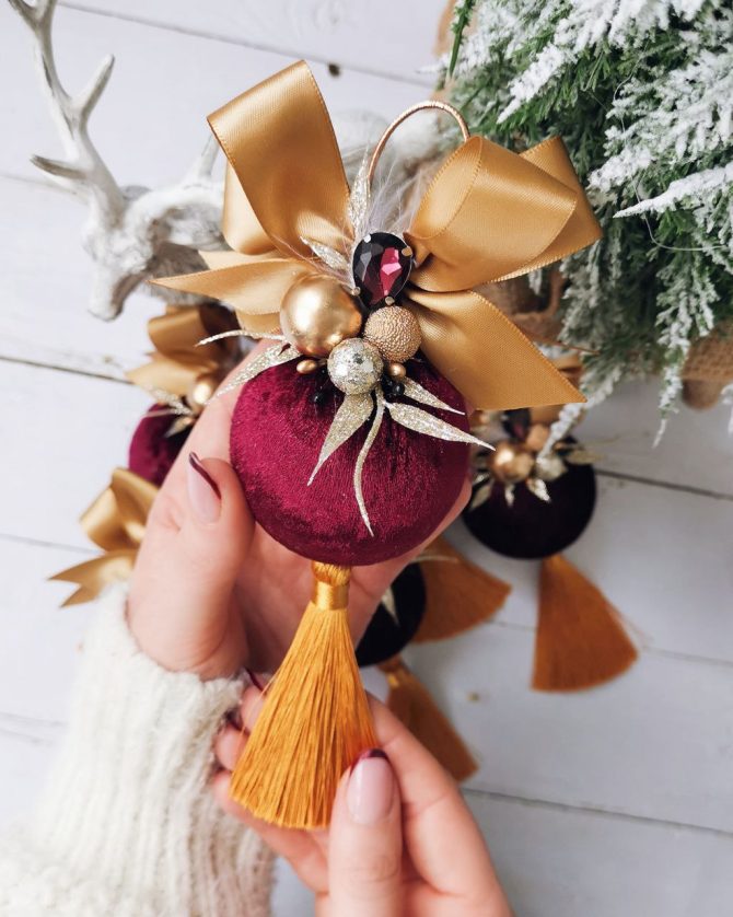 Wine red single bauble with dar gold ribbon and tassel 6cm