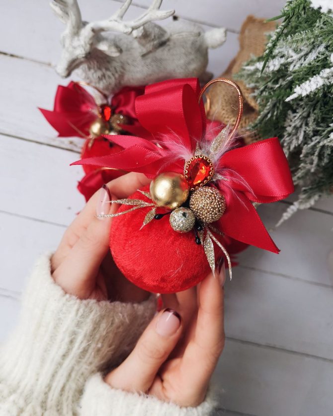 Red single bauble with red ribbon 6cm