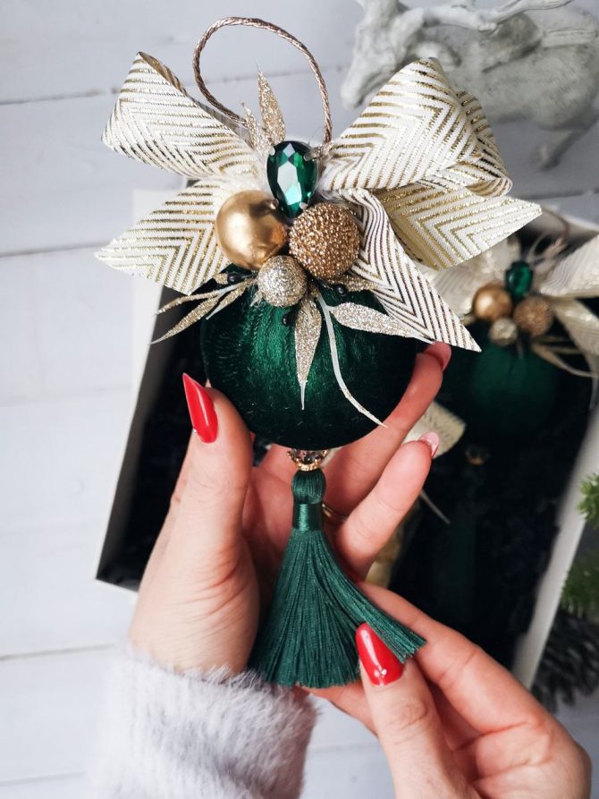 Green double bauble gift set with scent candle - Image 2