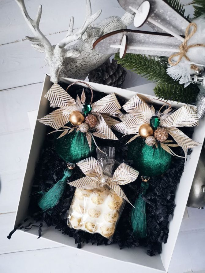 Green double bauble gift set with scent candle