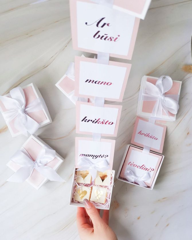 A Mini Pull up box with message inside (Pink)