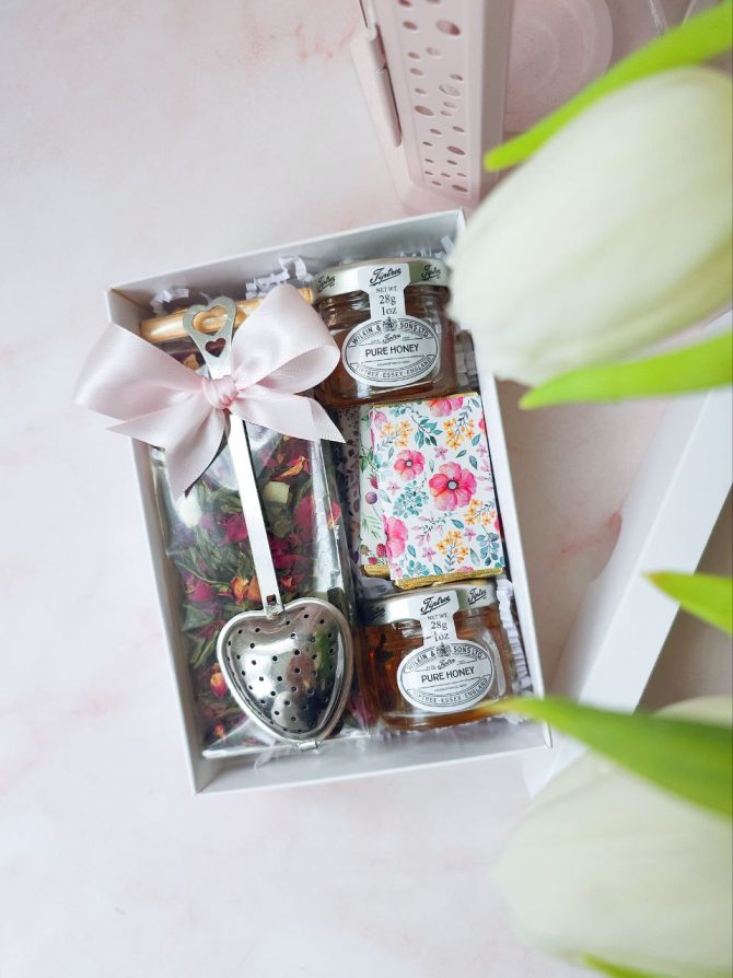 Coconut Rose Green tea gift set with milk chocolate bars and honey pots