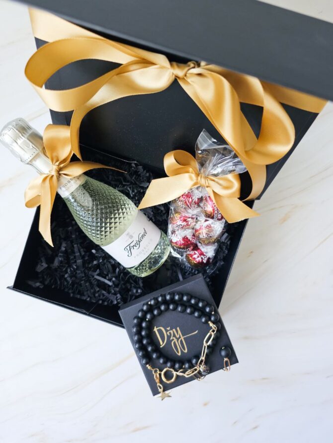 Gift set with black necklace - Image 2