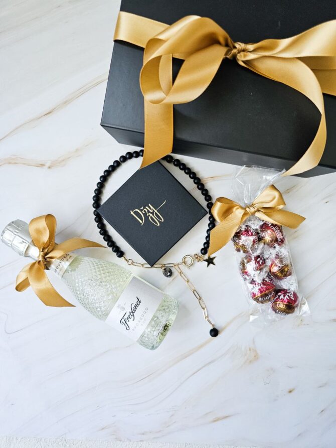Gift set with black necklace