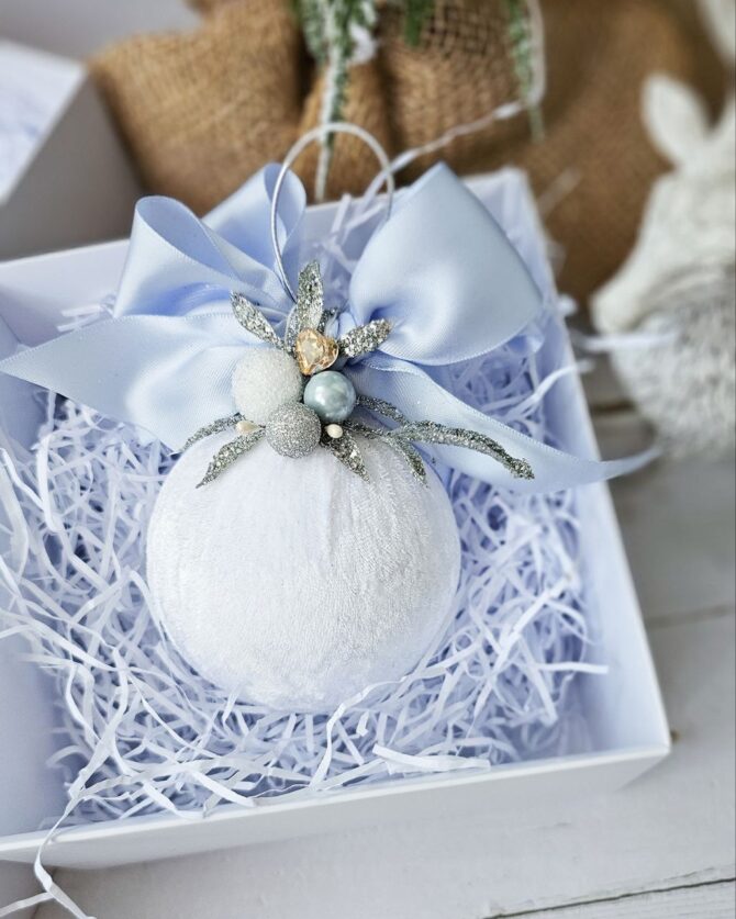 White/Blue single bauble with  gift box 8cm - Image 2