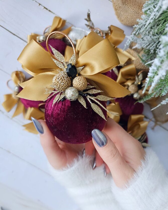 Burgundy/gold single bauble 7cm