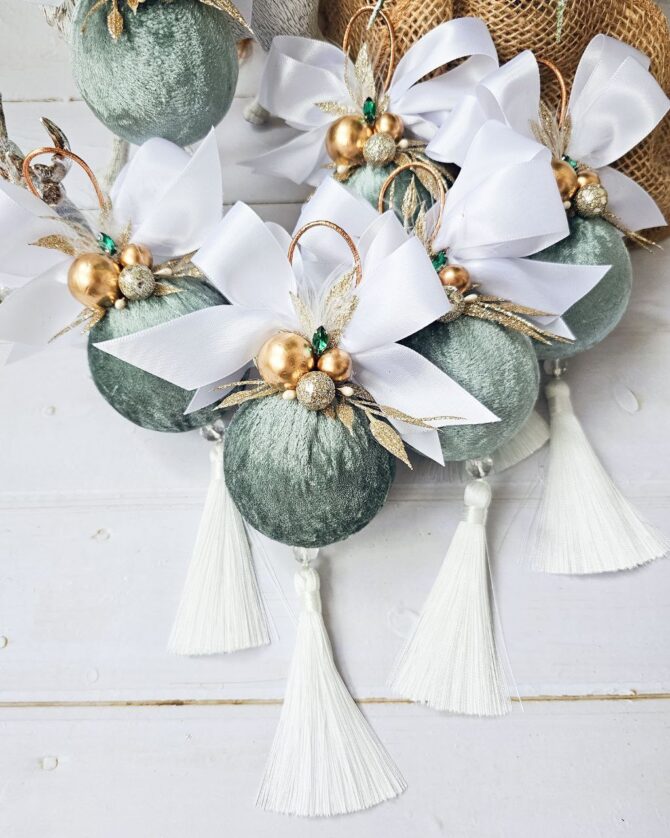 Mint/White single bauble with tassel 6cm - Image 2