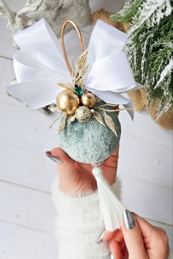 Mint/White single bauble with tassel 6cm