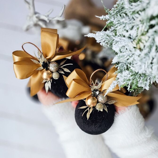 Black/gold single bauble 7cm