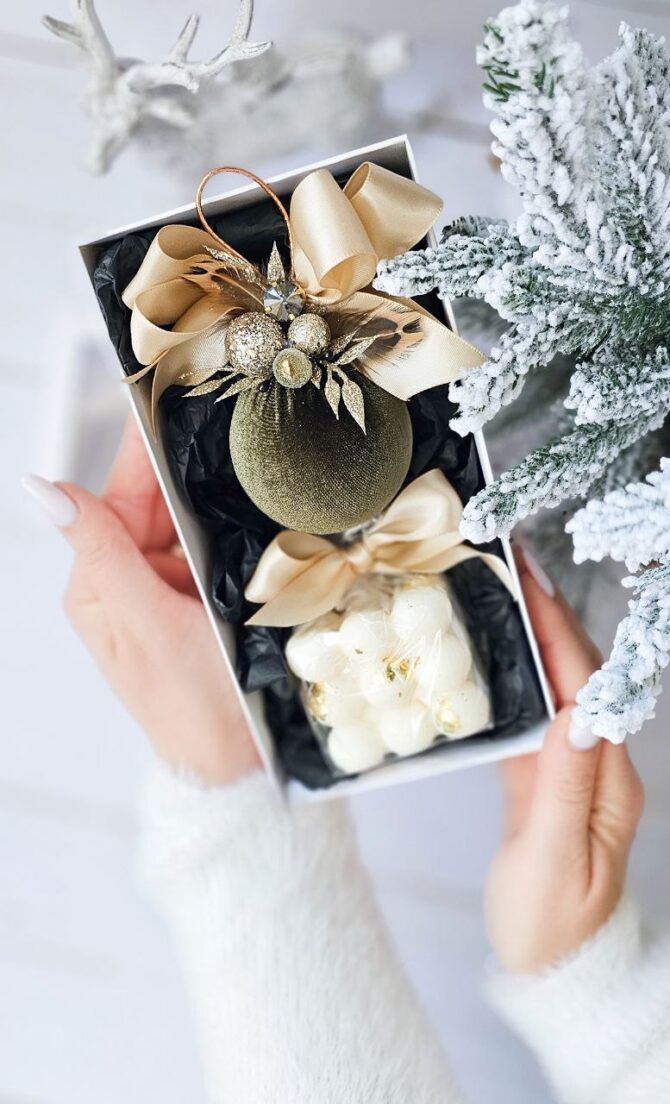 Gift set with candle and 6cm Christmas bauble (Khaki)