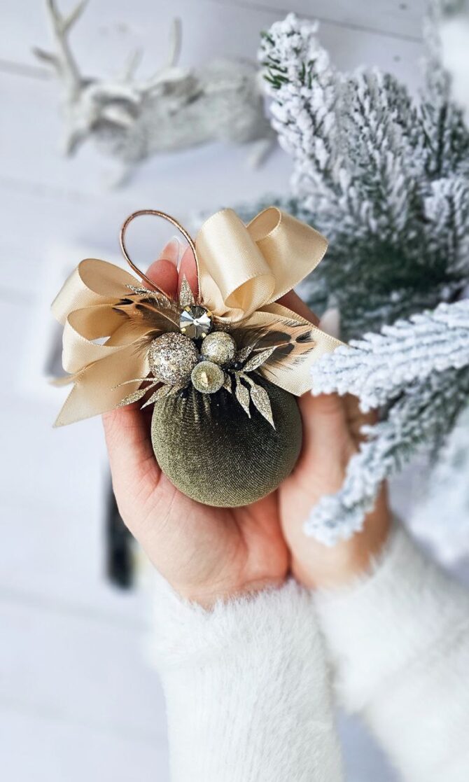 Gift set with candle and 6cm Christmas bauble (Khaki) - Image 2