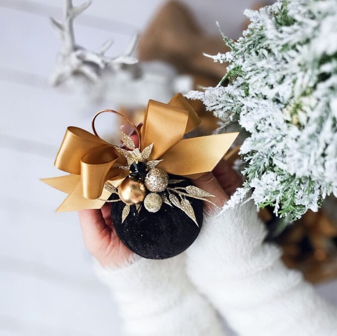 Black/gold single bauble 7cm - Image 3