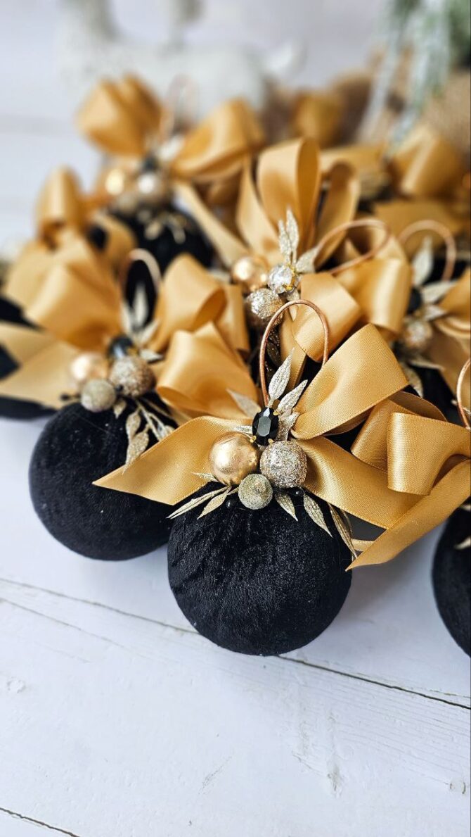 Black/gold single bauble 7cm - Image 2