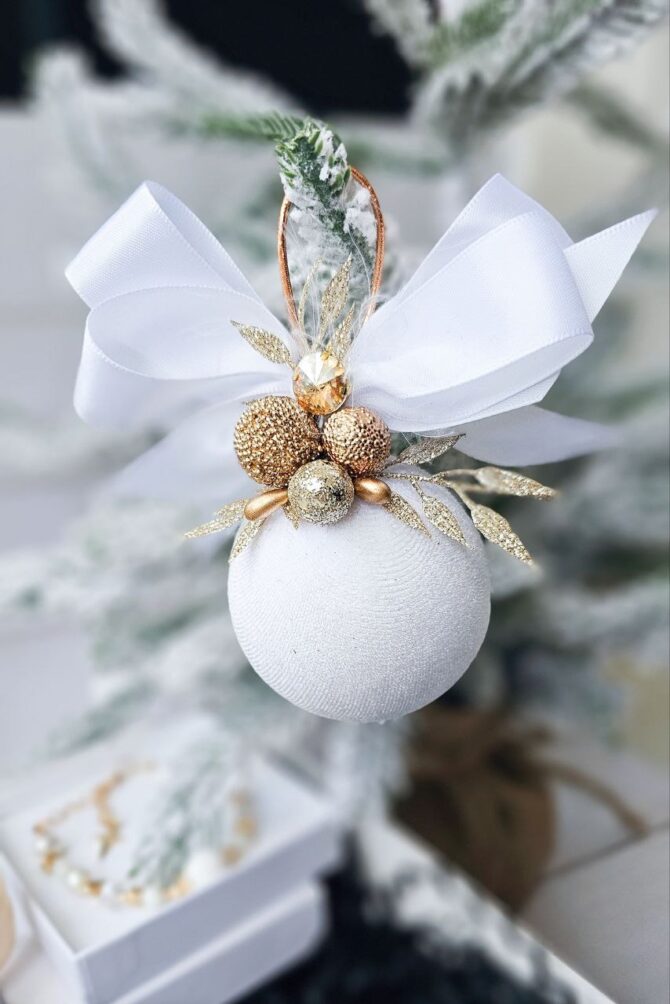 Gift set with bracelet, 200ml Sparkling Wine, White Christmas bauble - Image 3