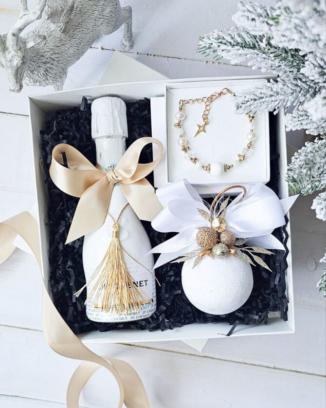 Gift set with bracelet, 200ml Sparkling Wine, White Christmas bauble
