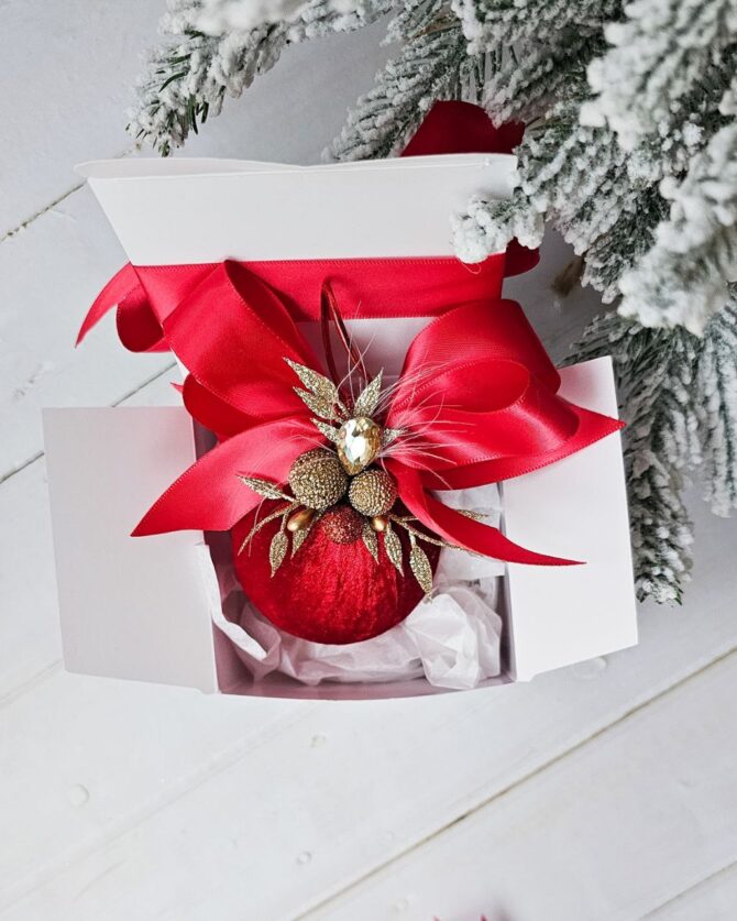 Red single bauble 7cm with gift box - Image 2