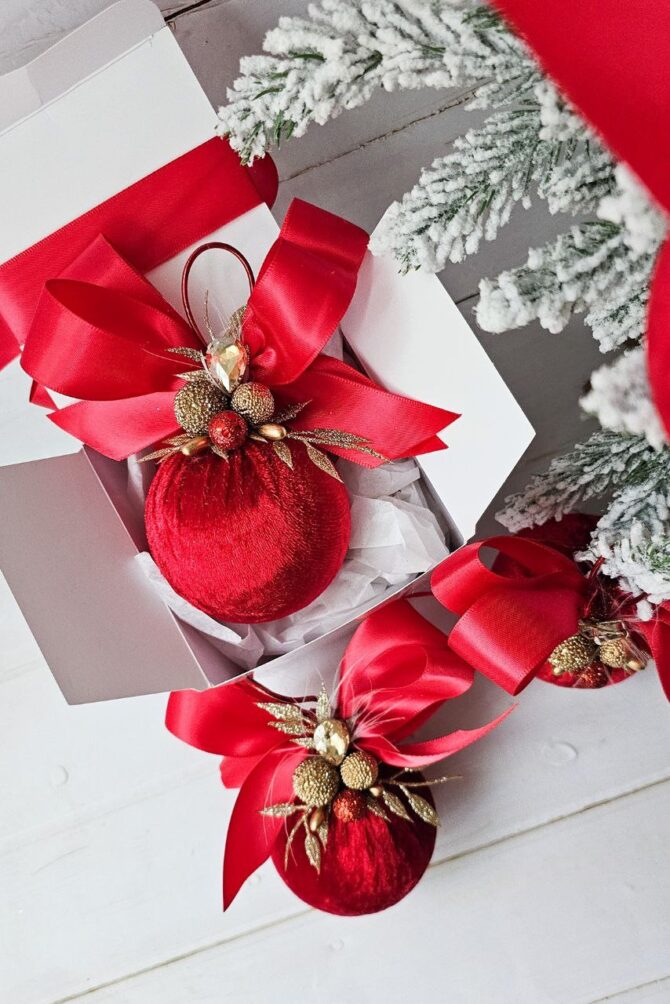 Red single bauble 7cm with gift box