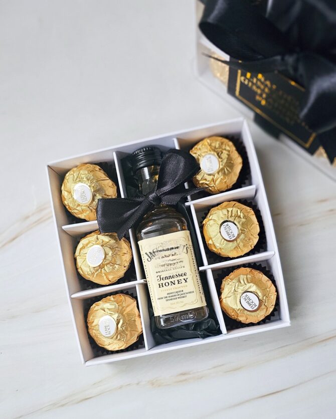 Mini gift box with drink and chocolate - Image 3