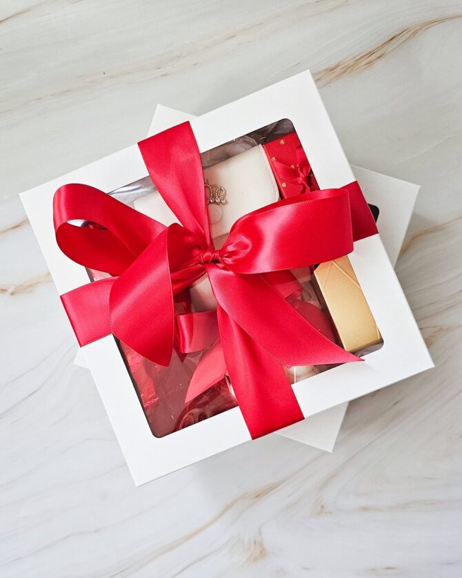 Red gift set with Compact Square Mirror gold , green tea , candle and chocolate - Image 3