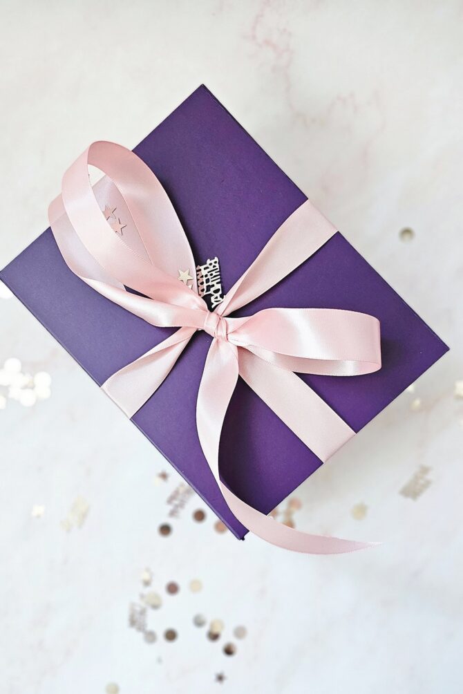 Gift set with Prosecco gummies, rose soap flower , bracelet and drink - Image 6