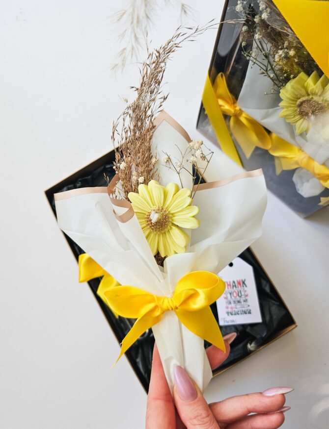Mini gift set for teacher with mini one petal bouquet and herb tea assorted - Image 4