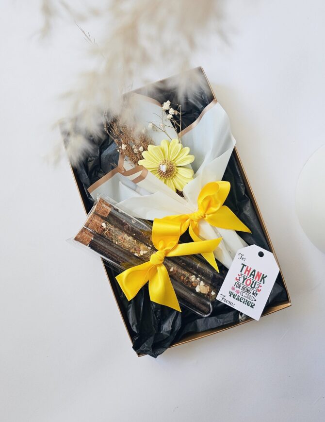 Mini gift set for teacher with mini one petal bouquet and herb tea assorted
