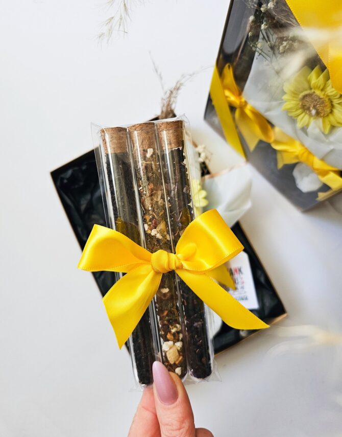 Mini gift set for teacher with mini one petal bouquet and herb tea assorted - Image 3