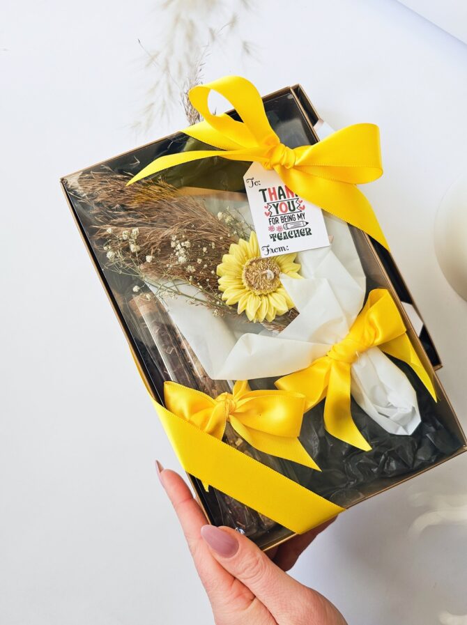 Mini gift set for teacher with mini one petal bouquet and herb tea assorted - Image 2