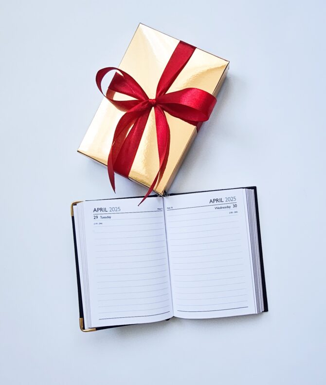A6 Padded Day a Page 2025Diary (Black with box) - Image 4