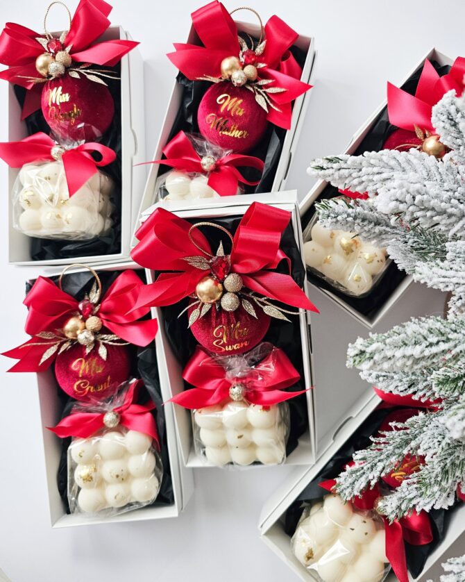 Gift set with candle and 6cm Christmas bauble (Red) - Image 2