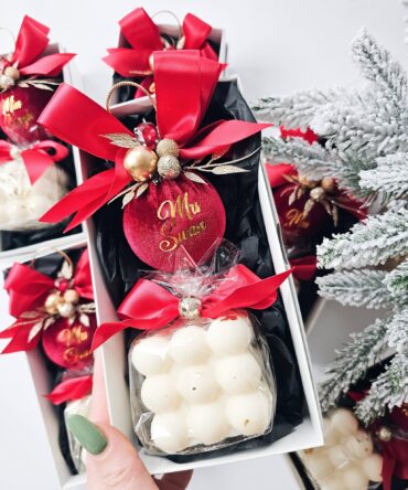 Gift set with candle and 6cm Christmas bauble (Red)