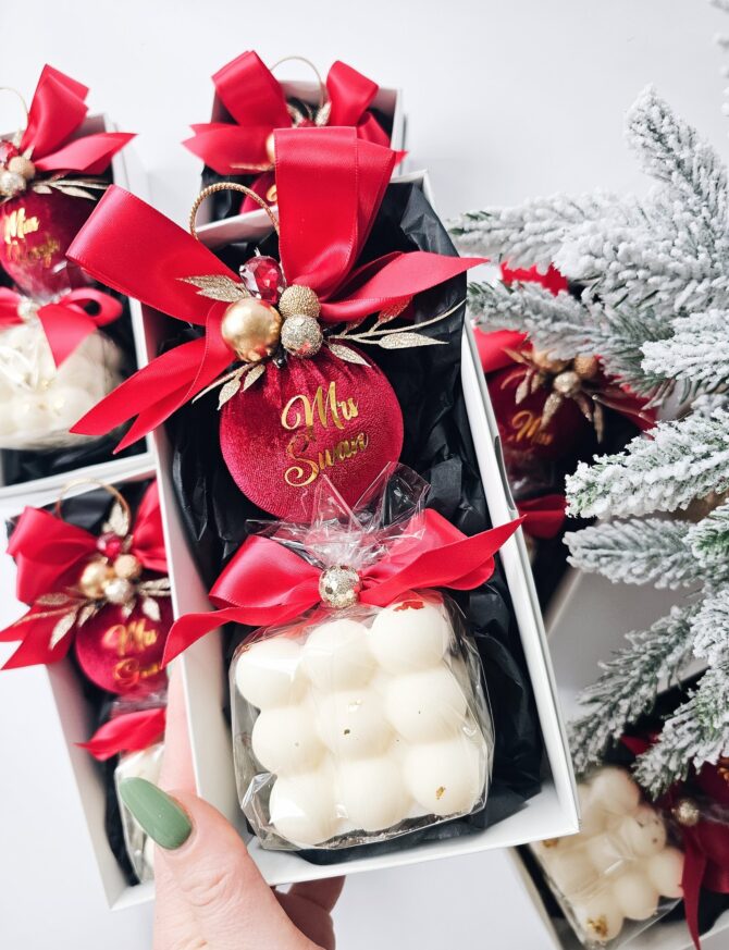 Gift set with candle and 6cm Christmas bauble (Red)
