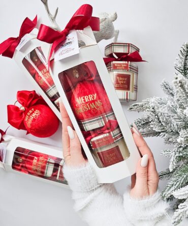 Gift set with candle and christmas 8cm bauble