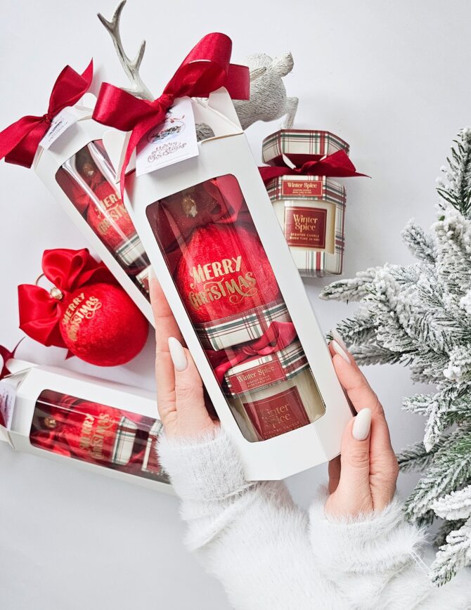 Gift set with candle and christmas 8cm bauble