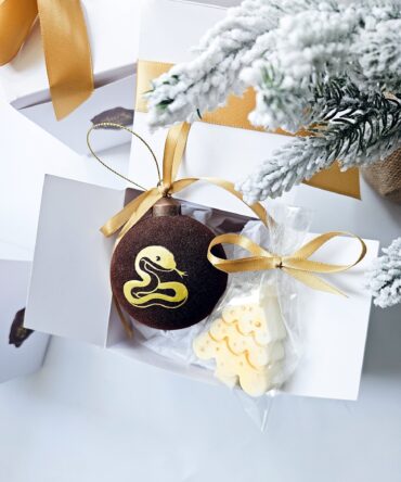 Mini gift set with mini candle and christmas bauble