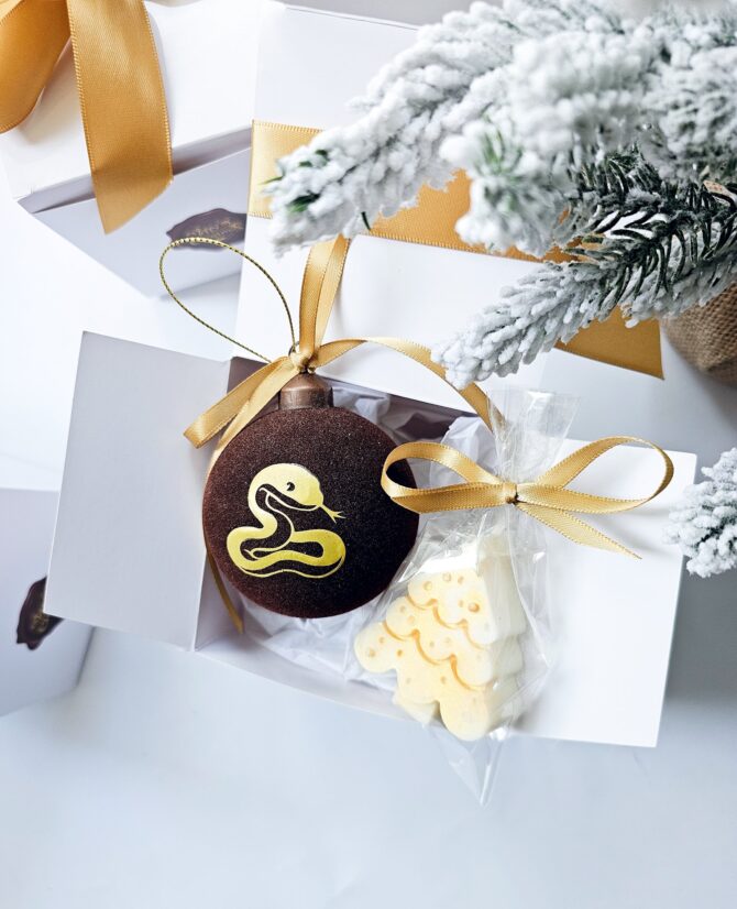 Mini gift set with mini candle and christmas bauble
