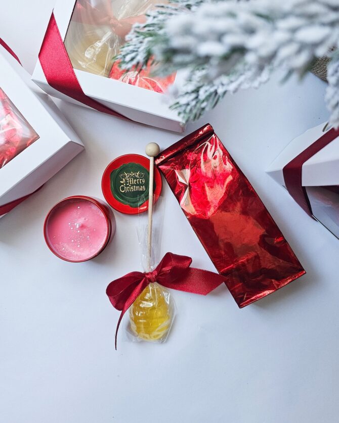Gift set with mini candle,green tea and honey dipper lollipop - Image 3