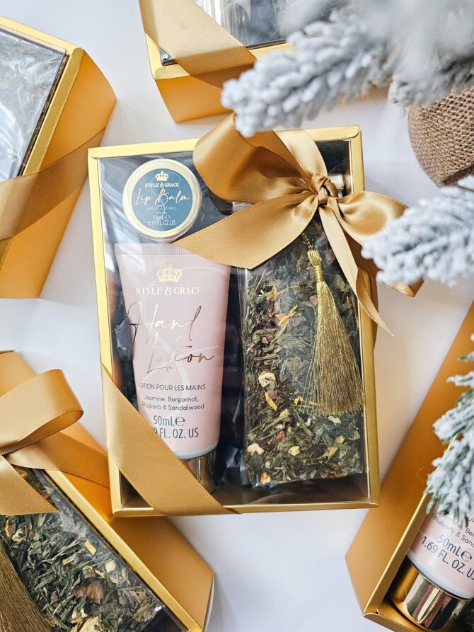 Gift set with Lip Balm ,hand lotion and green tea - Image 3