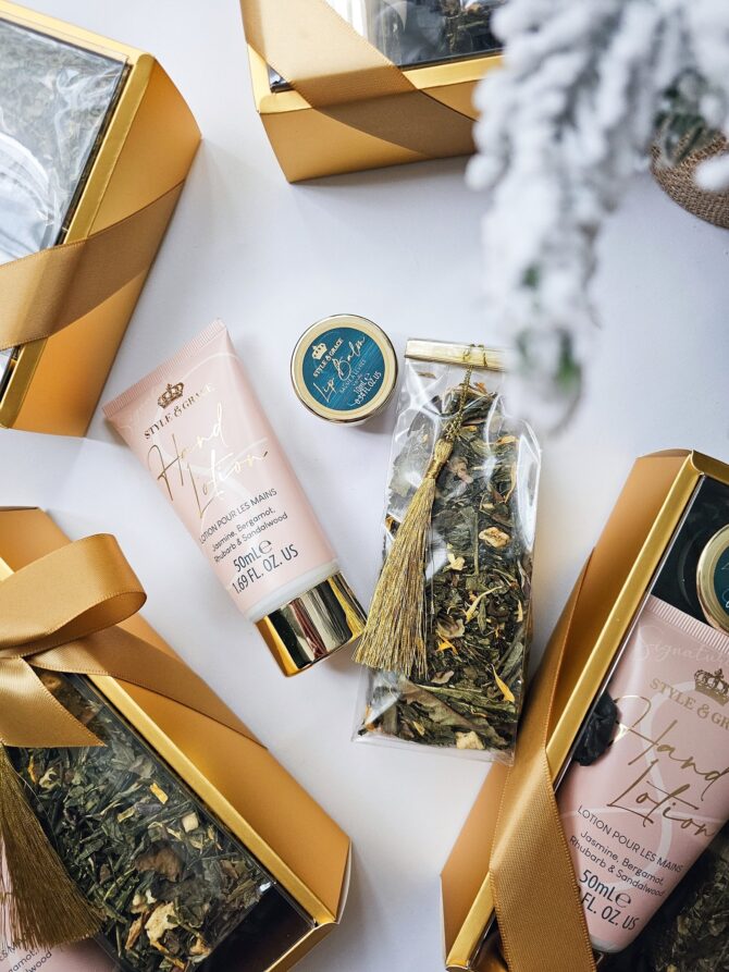 Gift set with Lip Balm ,hand lotion and green tea - Image 2