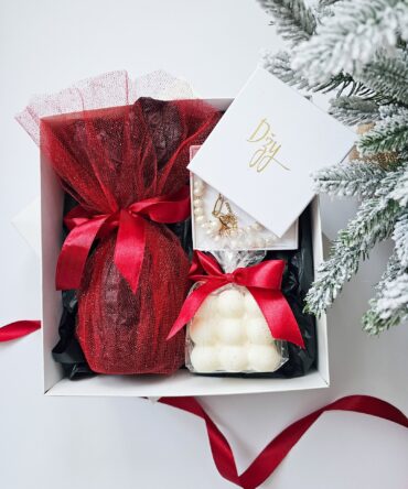 Gift set with freshwater pearls necklace ,sparkling wine and candle