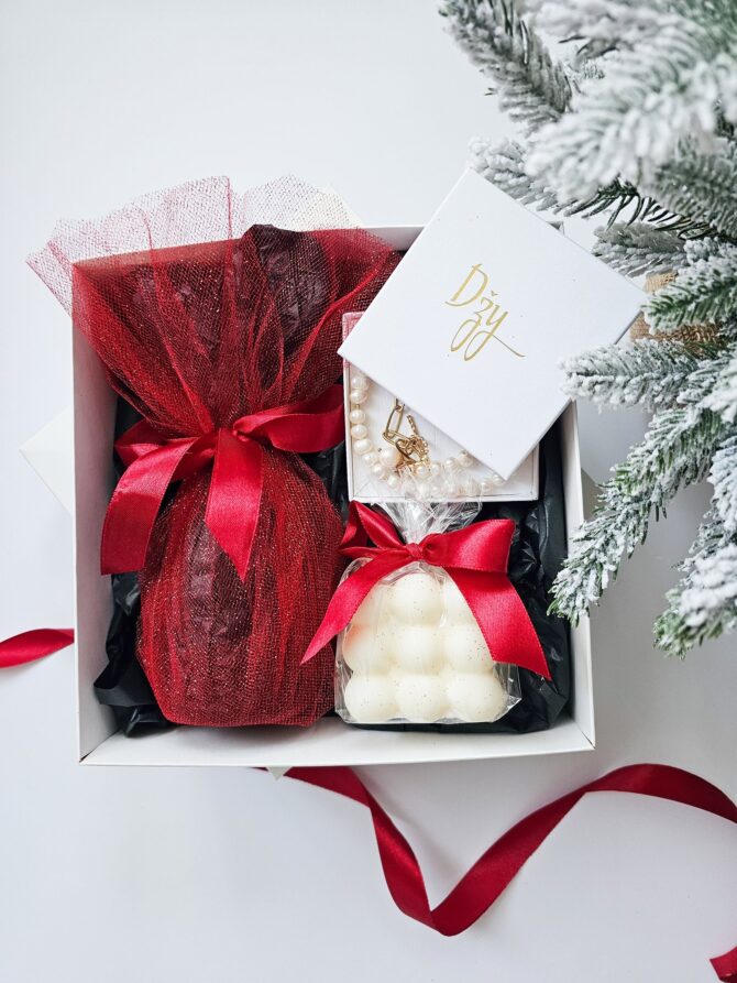 Gift set with freshwater pearls necklace ,sparkling wine and candle