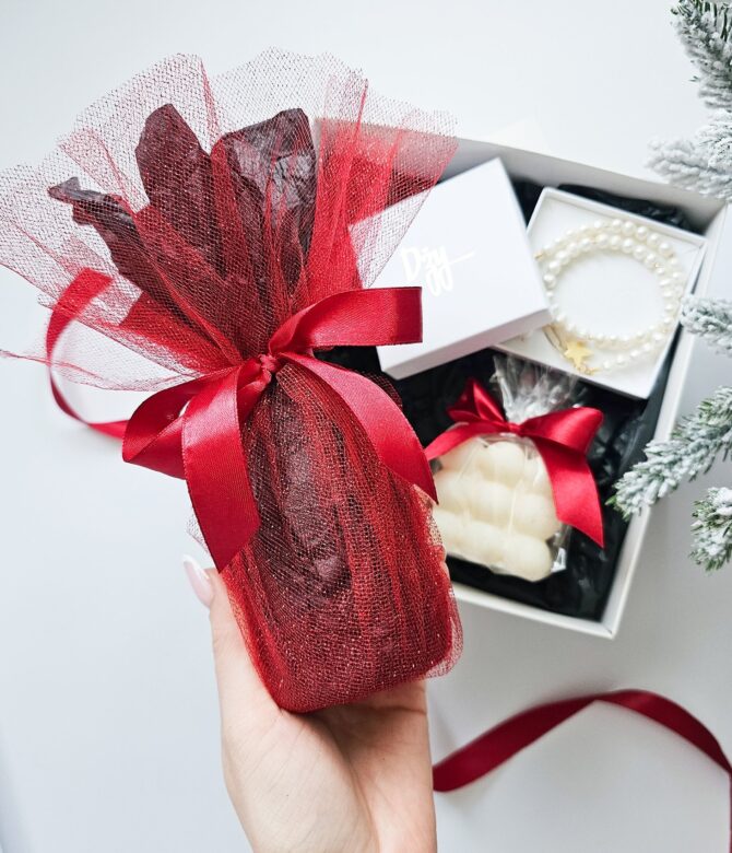Gift set with freshwater pearls necklace ,sparkling wine and candle - Image 3
