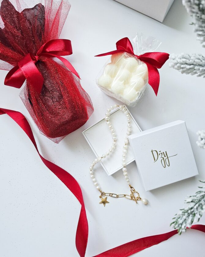 Gift set with freshwater pearls necklace ,sparkling wine and candle - Image 2