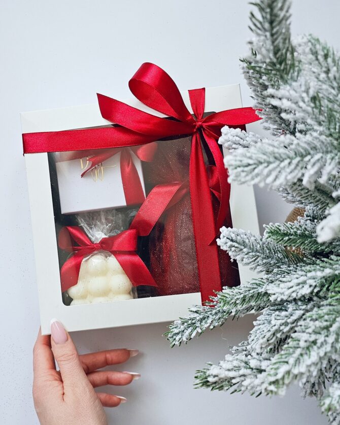 Gift set with freshwater pearls necklace ,sparkling wine and candle - Image 5