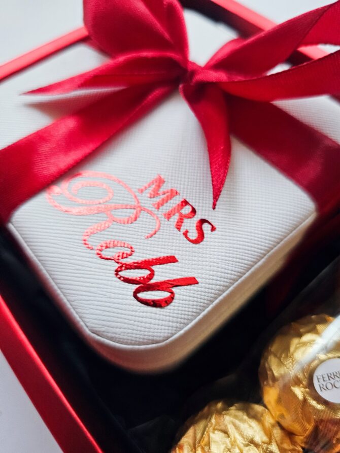 Personalized Jewellery Box and chocolate - Image 2