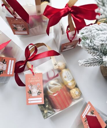 Gift bag with green tea,honey pot and Ferrero Rocher Hazelnut Chocolates, 3 Pcs