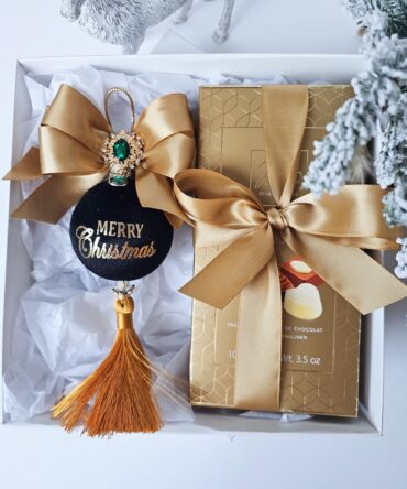 Luxury Christmas Gift Box – Velvet Bauble with Tassel & Chocolates