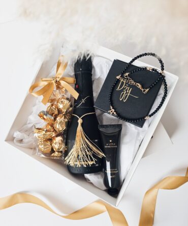 Gift Set with Personalized Necklace – Letter A