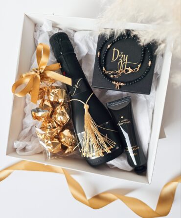 Gift Set with Personalized Necklace – Letter K